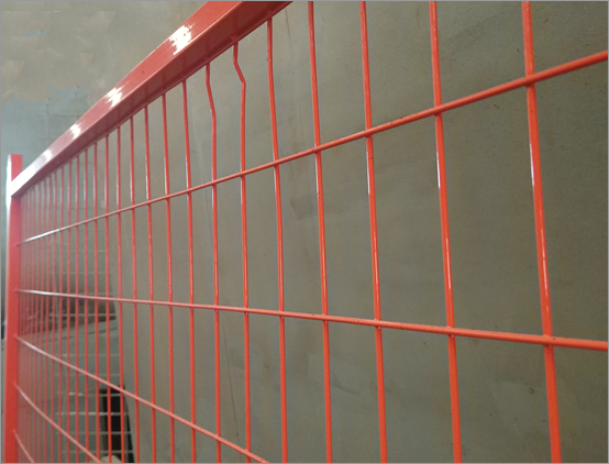 Orange coated welded mesh portable fence